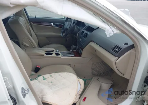 2011 Mercedes-Benz C 300 Luxury 4Matic/Sport 4Matic z USA, uszkodzony, nr VIN WDDGF8BB2BA499171